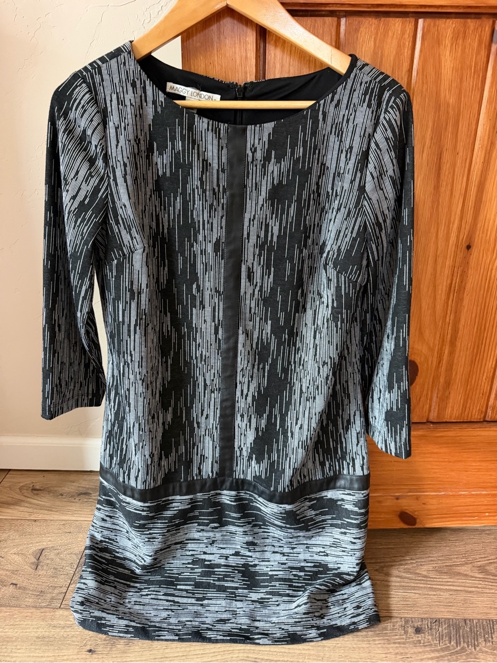 Maggy London Black White Abstract Print Shift Dress Size 10 Faux Leather Trim